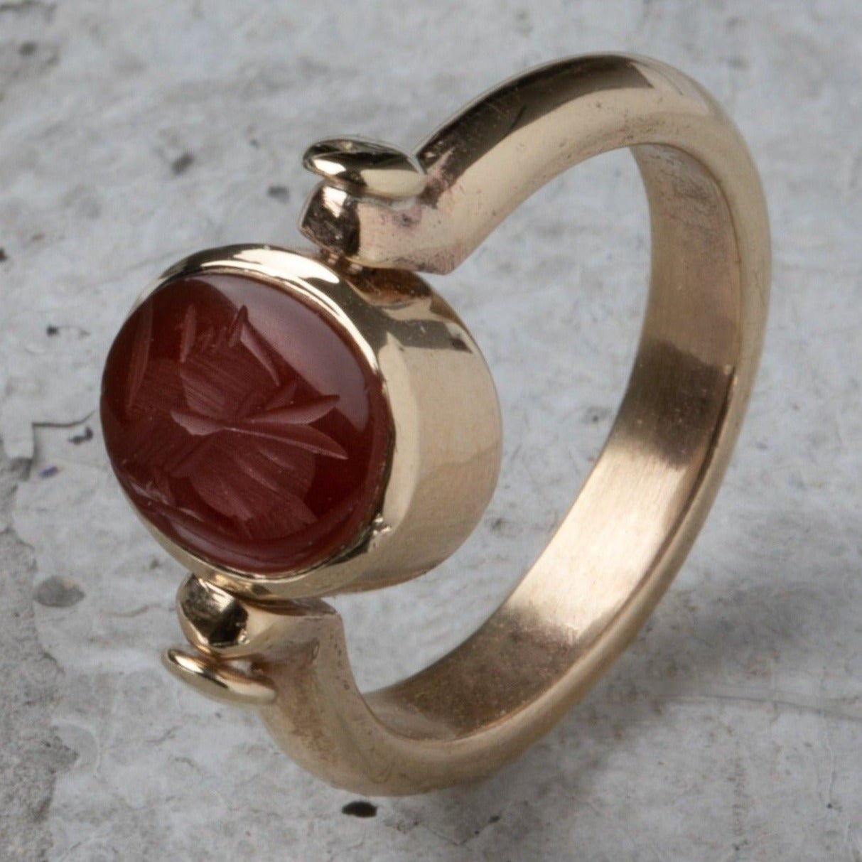 Rose - טבעת אובלית מסתובבת אבן אדומה - רוז